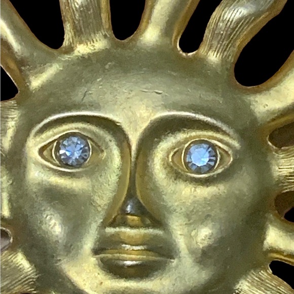🚩SOLD🚩 Vintage Celestial Golden Sun Brooch Pin with Rhinestone Eyes - Picture 4 of 6